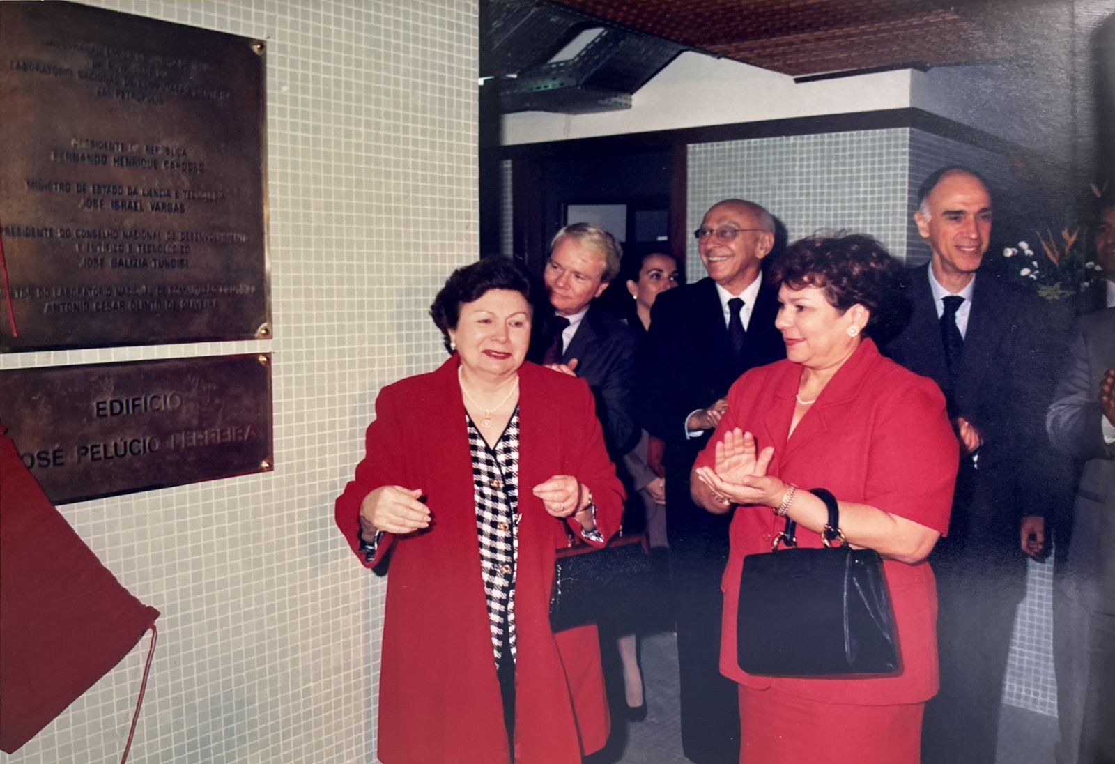 Descerramento de placa em homenagem à José Pelúcio Ferreira com a presença de sua esposa, do diretor do LNCC à época, Antonio Olinto; do então Ministro de Ciência e Tecnologia, Israel Vargas e do Vice-Presidente da República, Marco Maciel (Acervo Centro de Memória LNCC)