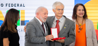 O Pesquisador Carlos Emanuel de Souza e o ex-Diretor do LNCC,  Pedro Leite da Silva Dias recebem a Ordem do Mérito Científico
