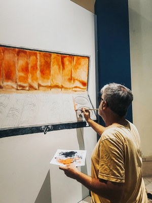 Designer do MAST, Ivo Almico, reproduz na parede um artefato da exposição