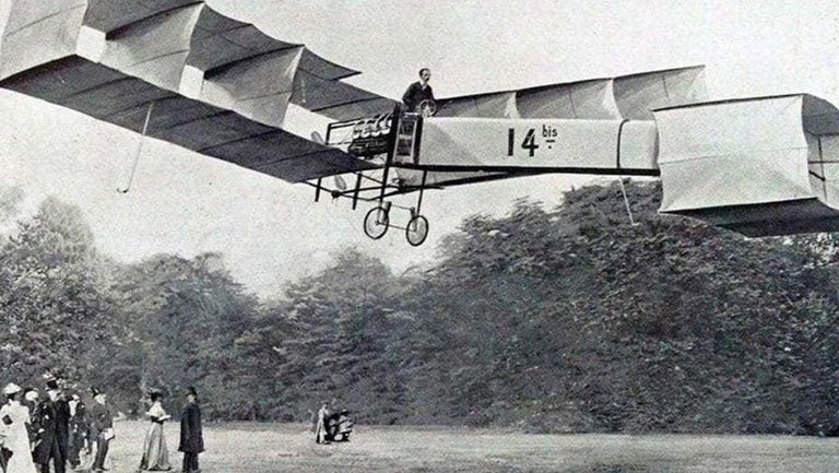 Em 1906,o voo histórico no seu 14-bis. Foi o primeiro movido a motor. Crédito: Jules Beau, Agência Brasil.
