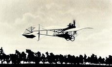O padrão desenhado por Santos Dumont inspira até hoje os modernos aviões: piloto e motor à frente e asas ao centro