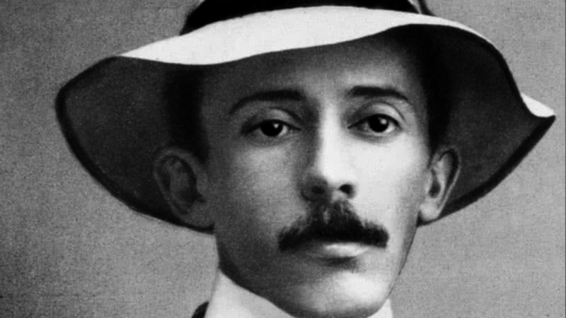 Santos Dumont: inventividade, pioneirismos e a indefectível moldura do chapéu panamá. Crédito: álbum de família