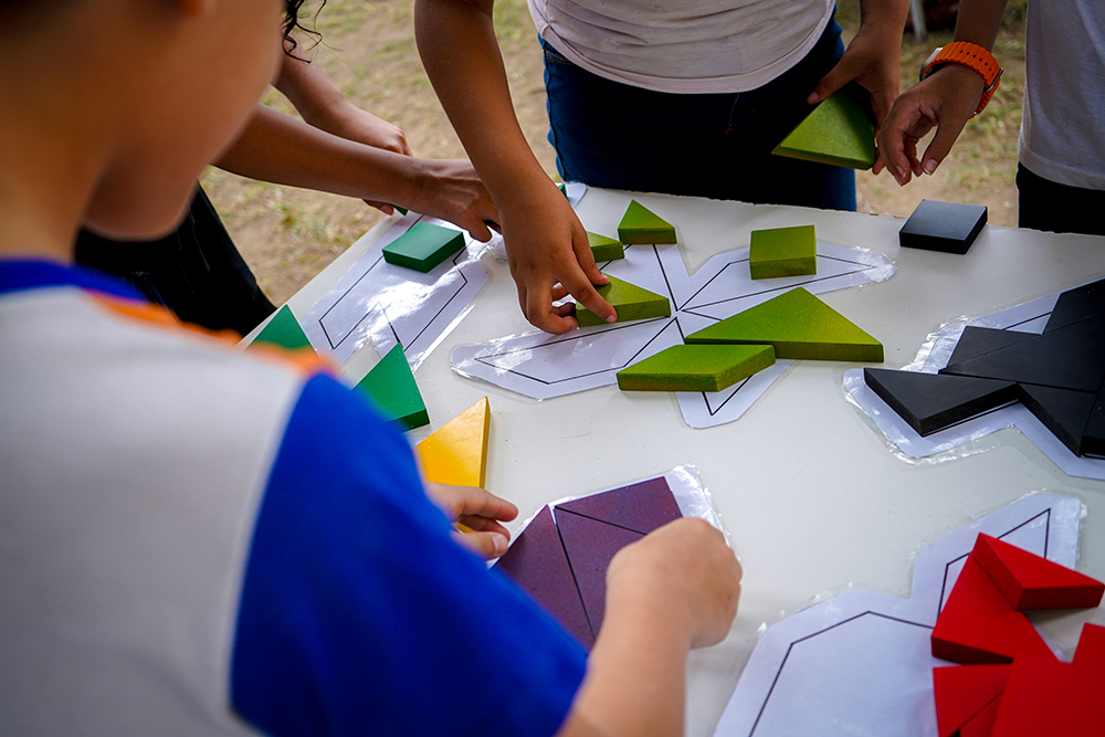 Público interagindo com o jogo Tangram