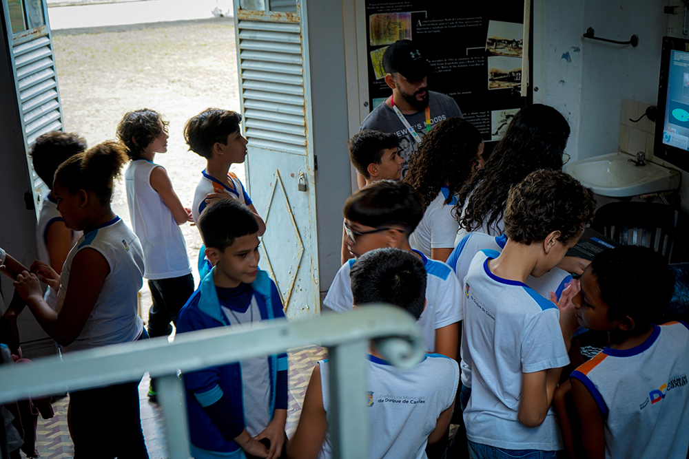 As escolas visitando a Cúpula 46