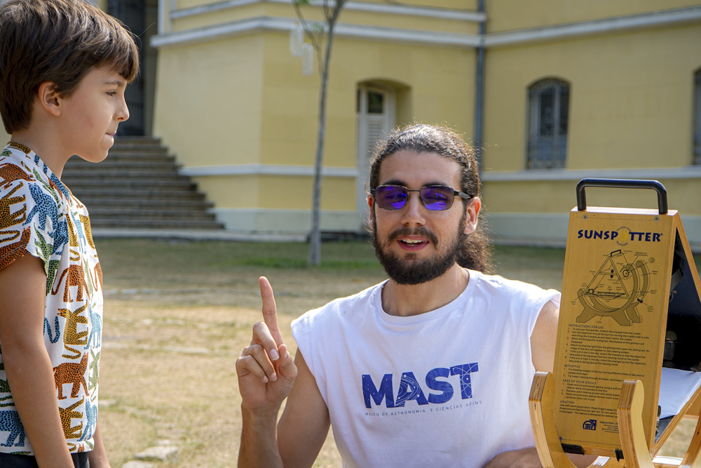 Aparato para observar o Sol por projeção