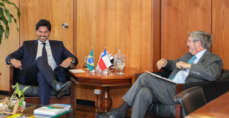 2021.10.20_MCOM Ministro e Embaixador do Chile.png