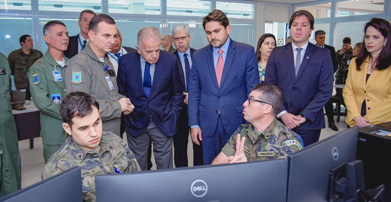 Ministro das Comunicações visita instalações do Centro de Operações Espaciais