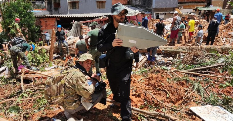 Equipamento que monitora sinais de aparelhos celulares, da Anatel, apoia resgate em SP