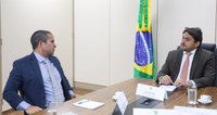 Ministro Juscelino Filho apresenta programas do MCom a parlamentar do DF