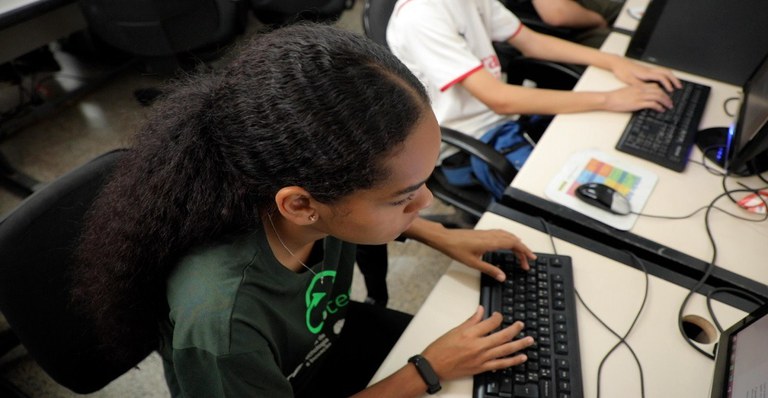 estudante usa computador em escola - pablo le roy.jpeg