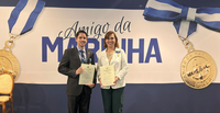 Representantes do Ministério das Comunicações recebem a medalha Amigo da Marinha