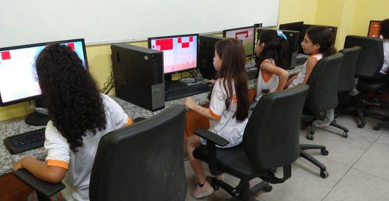 crianças computadores para inclusão.jpeg