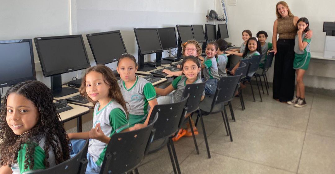 Alunos de escolas públicas de Minas Gerais celebram chegada de computadores doados pelo Ministério das Comunicações