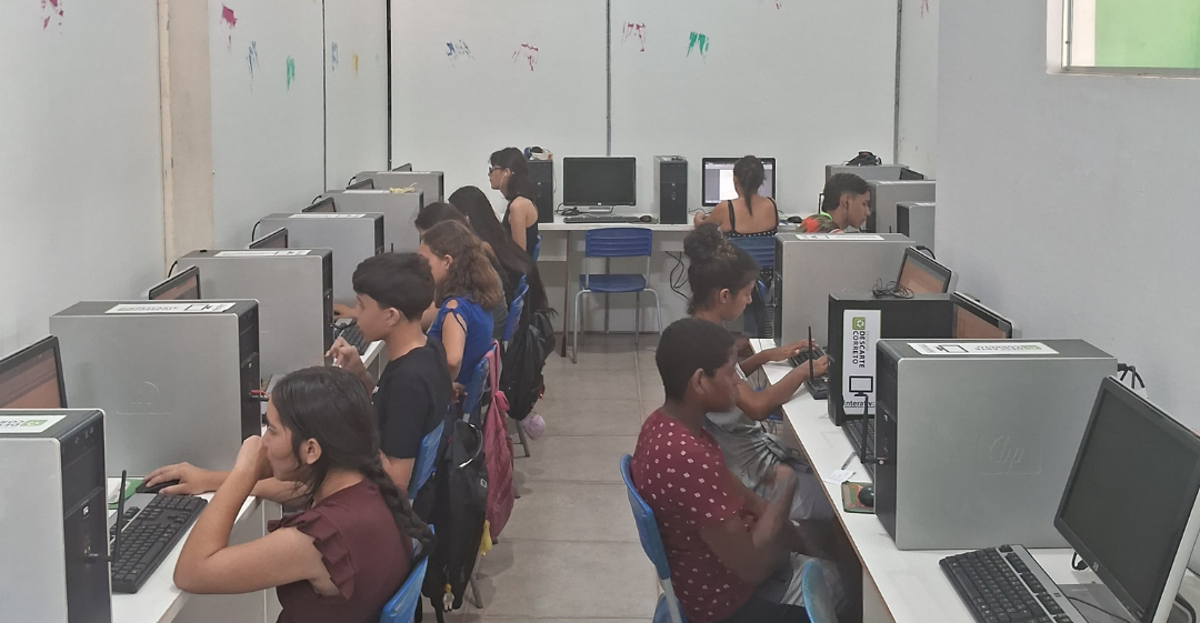 Centro de inclusão digital criado no interior do Pará possibilita primeiro contato de crianças e idosos com computadores