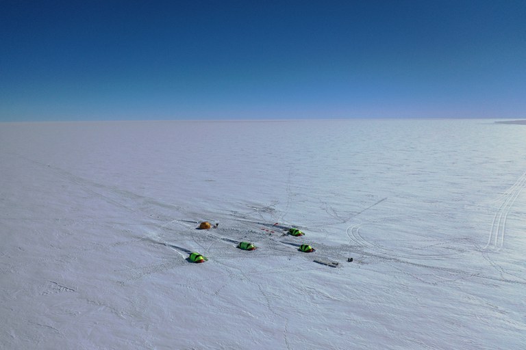 Acampamento na geleira da Ilha de Pine, um dos três acampamentos sobre o manto de gelo.jpg