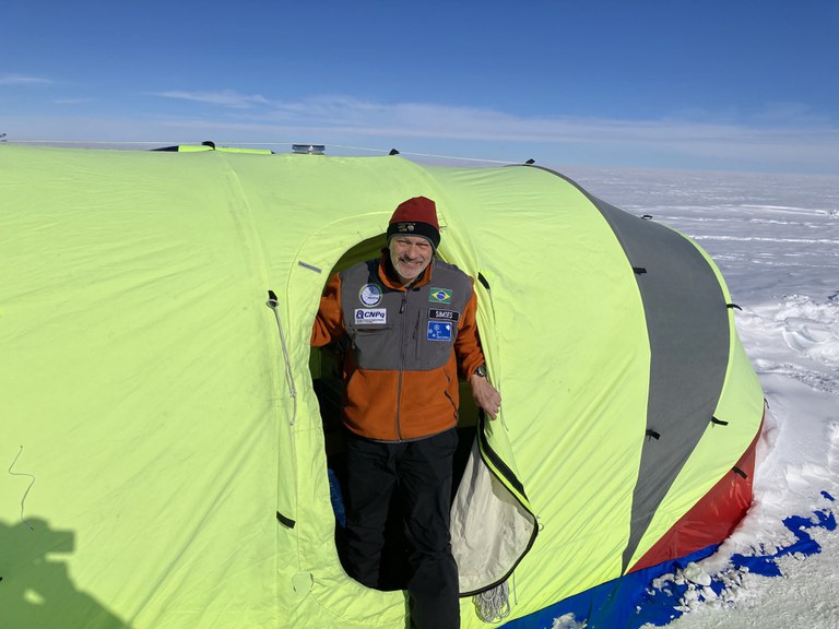Líder da expedicao, pesquisador Jefferson Simões, relata dos desafios de ficar 36 dias no interior da Antártica.jpg
