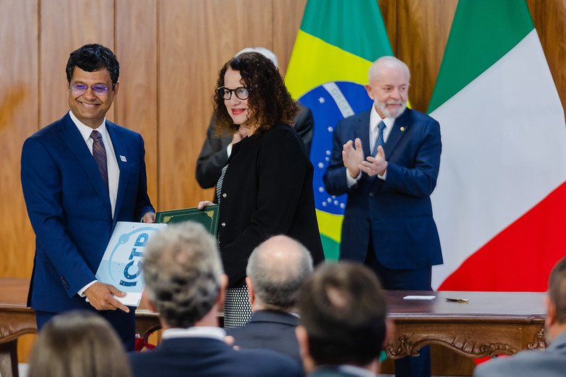 Acordo foi assinado pela ministra Luciana Santos e o diretor do Centro ICTP, Atish Dabholka, no Palácio do Planalto