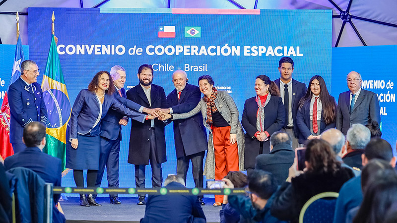 Ministra Luciana Santos assina memorando de entendimento sobre cooperação espacial com o país andino