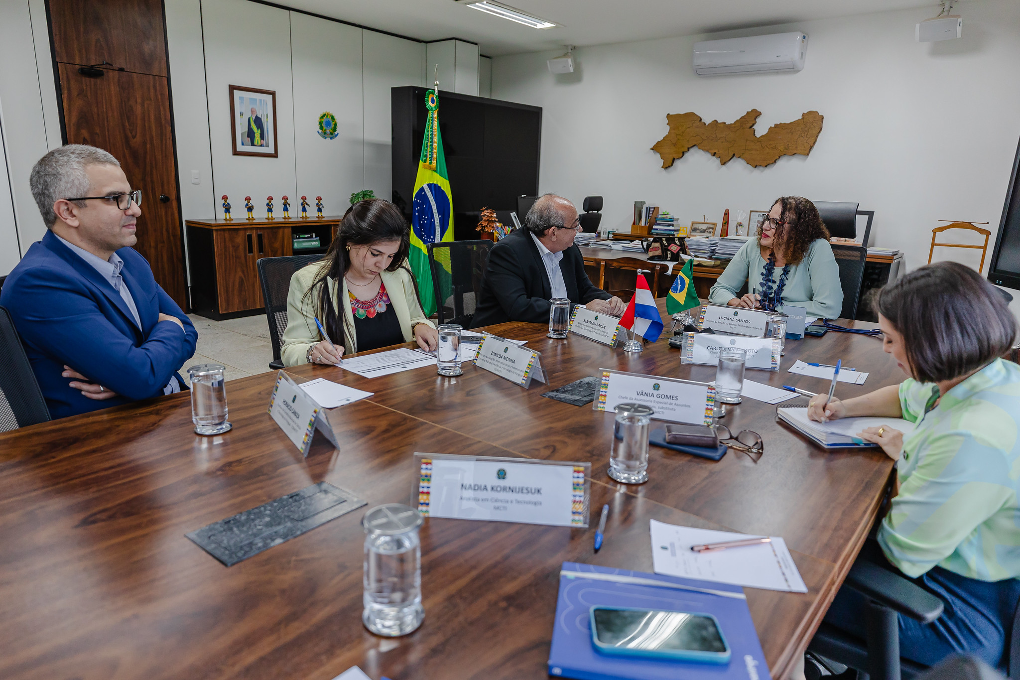 A ministra Luciana Santos recebeu o ministro presidente do Conselho Nacional de Ciência e Tecnologia (CONACYT) do Paraguai, Benjamin Barán, nesta quinta-feira, em Brasília