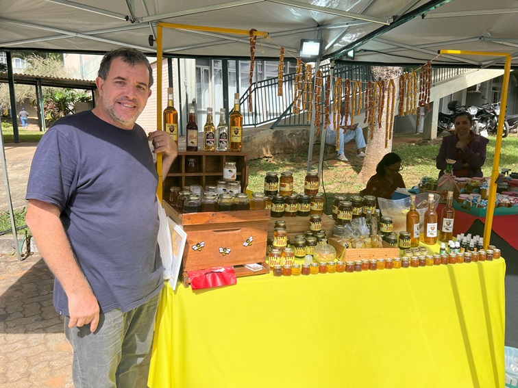 O apicultor Andrea Giuseppe Mabrito é italiano e mora no Brasil há 20 anos. Sua produção está localizada na cidade do Gama-DF
