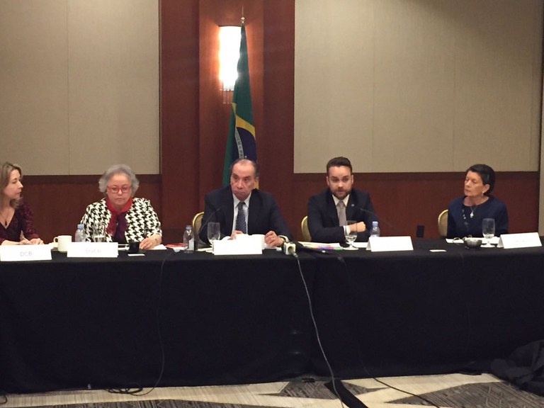 Ministro Gustavo Rocha em reunião com rede consular