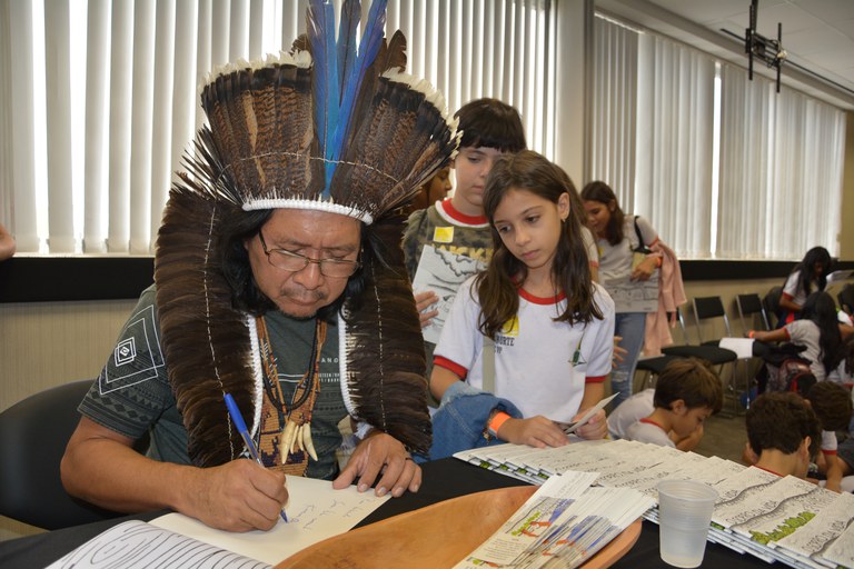 Durante a cerimônia houve o lançamento do livro “O Sopro da Vida – Putakaryy Kakyary”, escrito por Kamuu Dan Wapichana em língua portuguesa e wapichana. (Foto: Seppir/MMFDH)