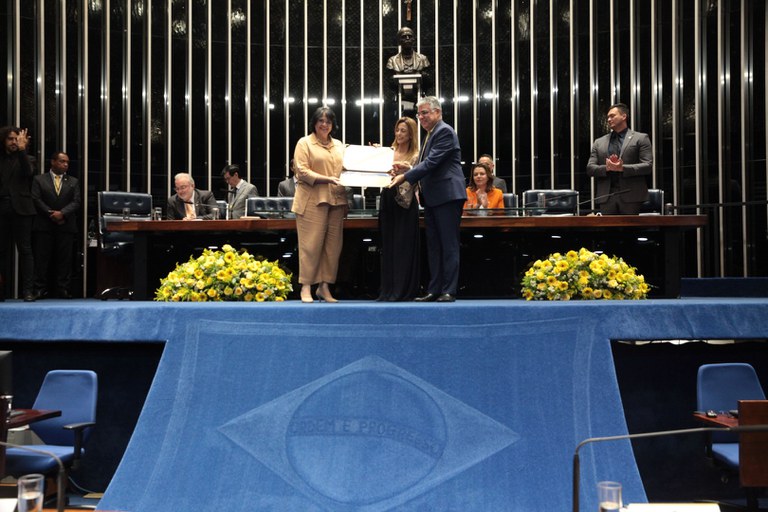 Comenda de Direitos Humanos Dom Helder Câmara é entregue à ministra Damares Alves no Senado Federal. (Willian Meira/MMFDH)