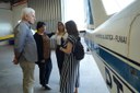 Ministra Damares Alves e  presidente da  Funai, general Fernando Melo, vistoriam aeronave em hangar de Goiânia. Foto: Wellington Macedo/MMFDH