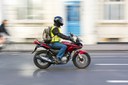 Para divulgar o Disque 100 e o Ligue 180, Ministério disponibiliza adesivos para veículos e motociclistas