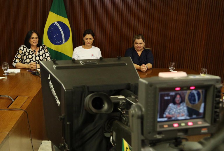 Ministra Damares destaca atendimento em Libras no Disque 100 e Ligue 180 em live