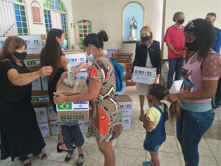 Cerca de 100 famílias venezuelanas de São Sebastião (DF) recebem cestas básicas