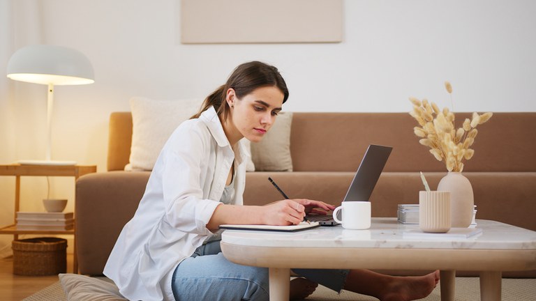 Brasileiras residentes no exterior podem acessar cursos gratuitos