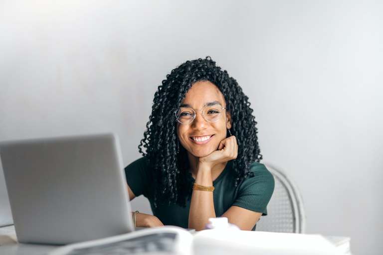 Cursos gratuitos sobre geração de renda e empreendedorismo estão abertos para mulheres catarinenses