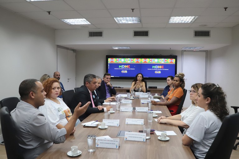 Ministra substituta do MDHC recebe famílias de crianças assassinadas em creche de Blumenau (SC) e dialoga sobre soluções para prevenir massacres