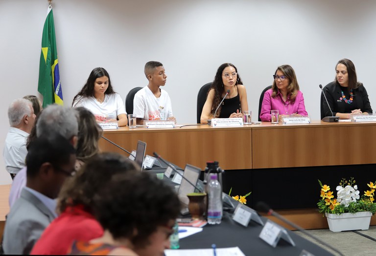 Rita Oliveira defende medidas de controle para uso de mídias digitais por crianças e adolescentes