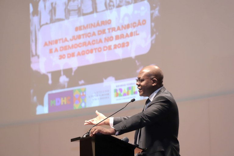 Em seminário sobre os 44 anos da Lei de Anistia, ministro Silvio Almeida ressalta compromisso pela democracia: “momento de reflexão sobre os caminhos que ainda temos a percorrer”