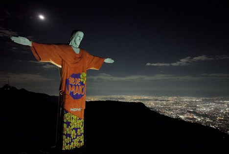 Na noite do dia 18 de maio, monumento ao Cristo Redentor recebeu projeções com os símbolos da campanha (Imagem: Reprodução)