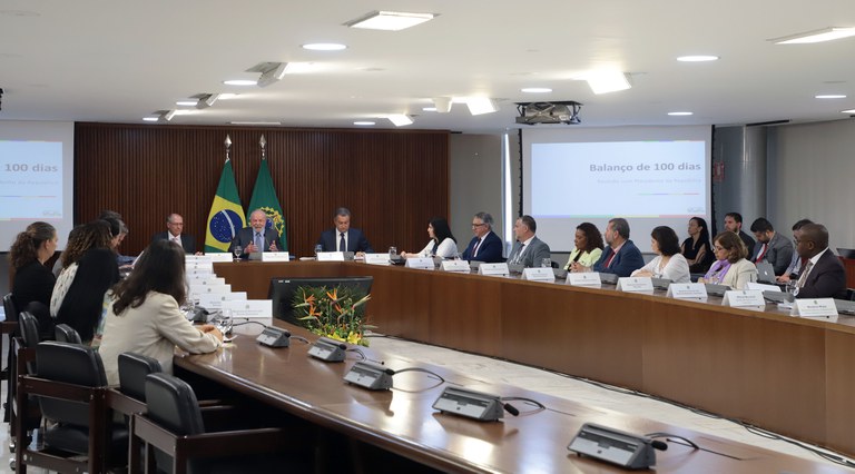 Silvio Almeida e ministros da área social participam de reunião com o presidente Lula