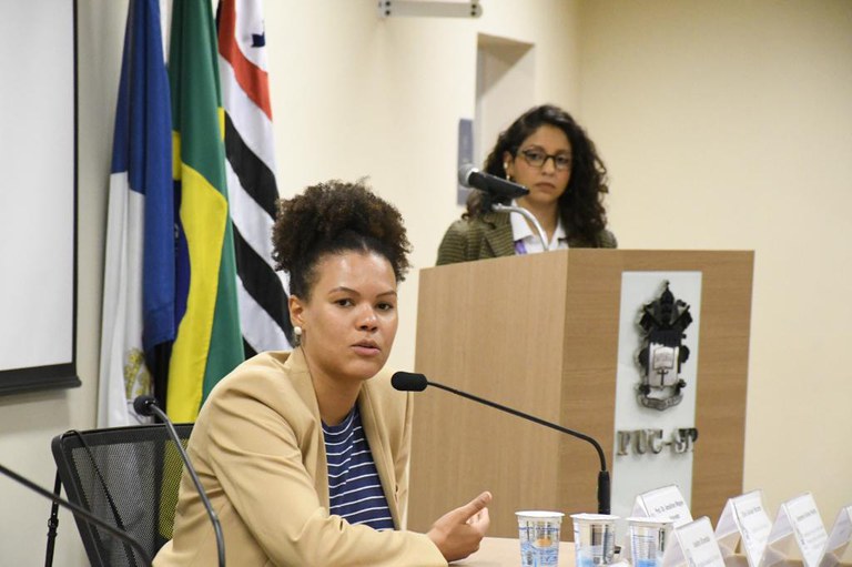 Em seminário na PUC-SP, secretária Isadora Brandão indica impactos do racismo e aponta reparação como caminho para não-repetição de injustiças sociais