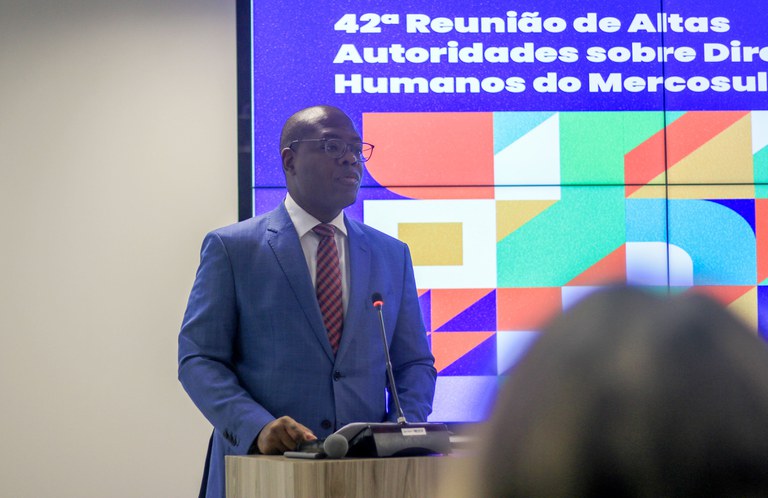 RAADH no Brasil: ministro Silvio Almeida abre seminário internacional com reflexões sobre enfrentamento à desinformação e ao discurso de ódio