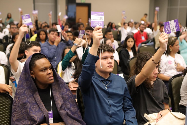 Adolescentes e delegações do país analisam propostas para reparação e garantia de políticas de proteção