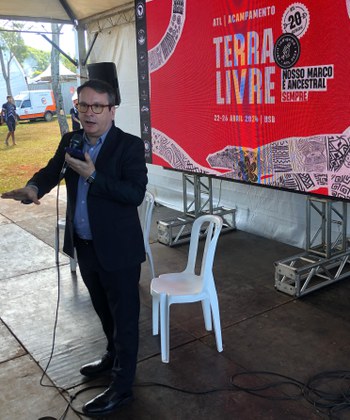 Representante do MDHC em conversa com lideranças indígenas