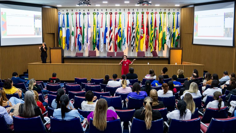 Roda de conversa sensibiliza colaboradores do MDHC sobre respeito às pessoas trans e travestis