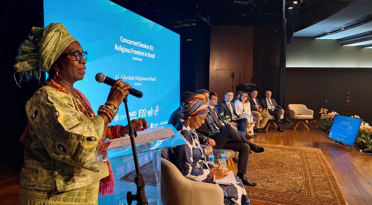 A coordenadora-geral da Liberdade Religiosa, Iyá Gilda, destacou a urgência de ações colaborativas para enfrentar os desafios socioeconômicos e ambientais globais (Foto: Sonia Correa)