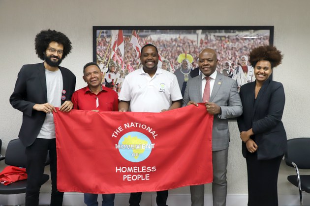 Lino presenteou o ministro com uma bandeira e uma camiseta do MNPR