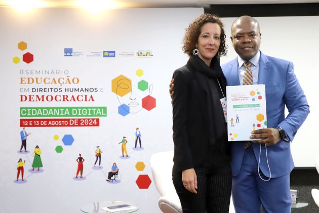 Chefe da Assessoria Especial de Educação e Cultura em Direitos Humanos, Letícia Cesarino, mediou a mesa com o ministro