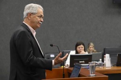 Nilmário Miranda classificou a aprovação da resolução como um marco histórico (Foto: Clarice Castro/MDHC)