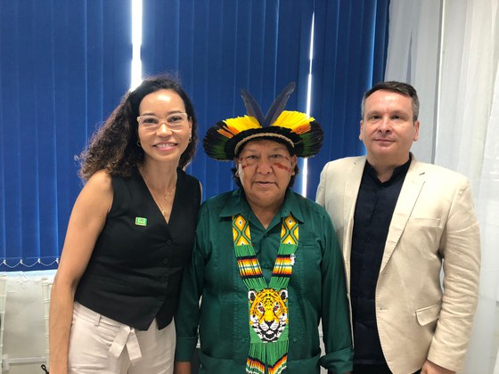 Rita Oliveira com o líder indígena Davi Kopenawa (Foto: Paulo Victor Chagas - Ascom/MDHC)