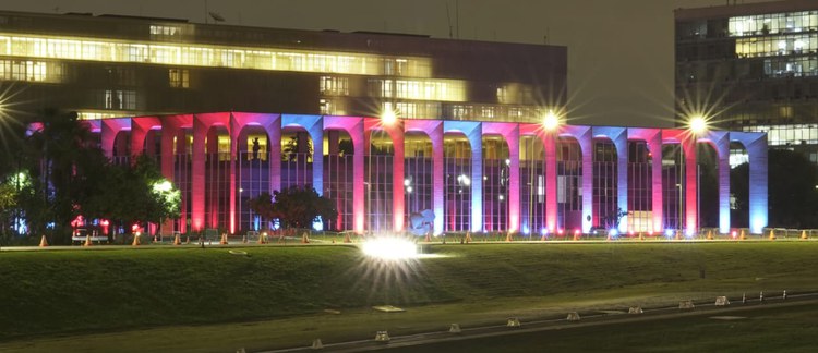 Símbolo de anos de luta: prédios dos Três Poderes são iluminados com as cores da bandeira trans. Na imagem, a sede do Itamaraty (Foto: Gobah) 