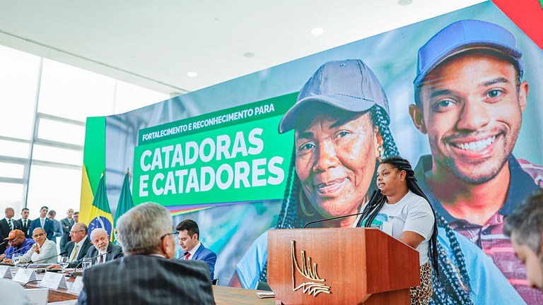 Representante de catadores menciona discurso de Silvio Almeida ao celebrar regulamentação da Lei de Incentivo à Reciclagem